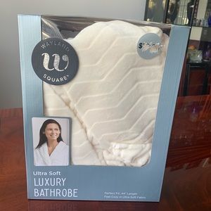 NWT  Wayland Square luxury bathrobe. Cozy and soft.